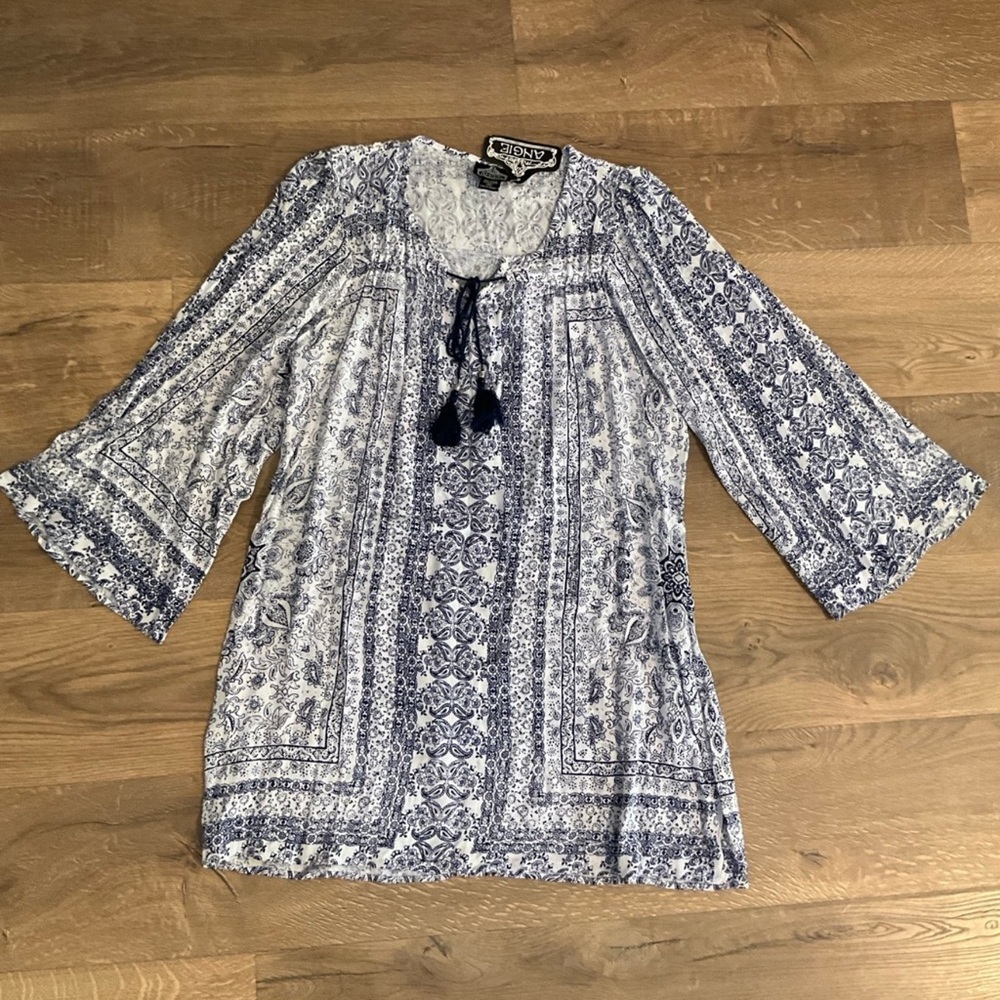 Angie blue, white patterned 3/4 sleeve tunic with tie detail at neck, 3X, NWT!